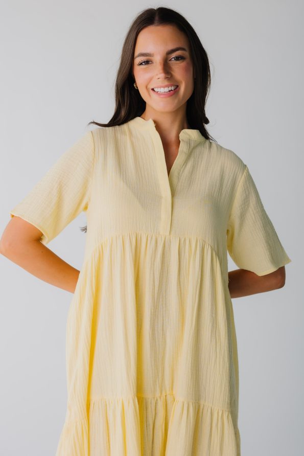 Close_view_yellow_textured_midi_with_short_sleeves