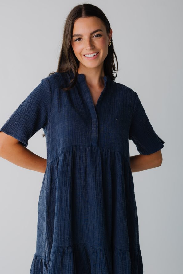 Closeviewofnav_ymidiwithelbowlengthsleevesandsofttexture