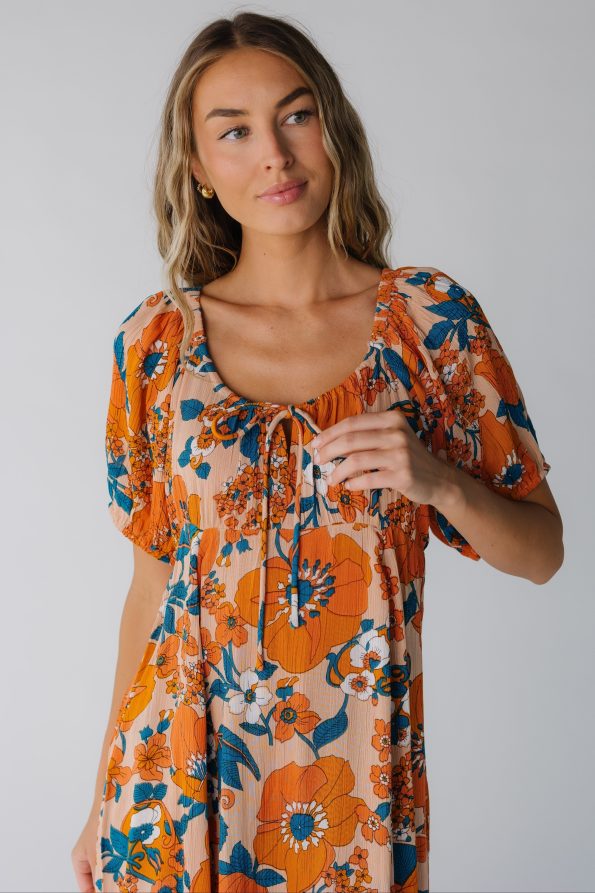 Closeviewoforangepirntdresswithshortsleeves