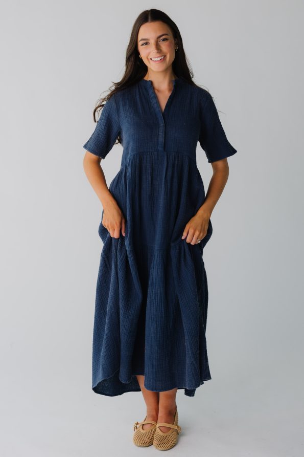 ModestnavymididresswithV-necklineandshortsleeves